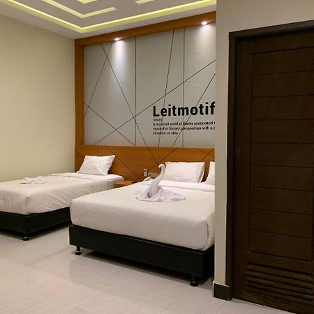 Bless Hotels Sintang Экстерьер фото