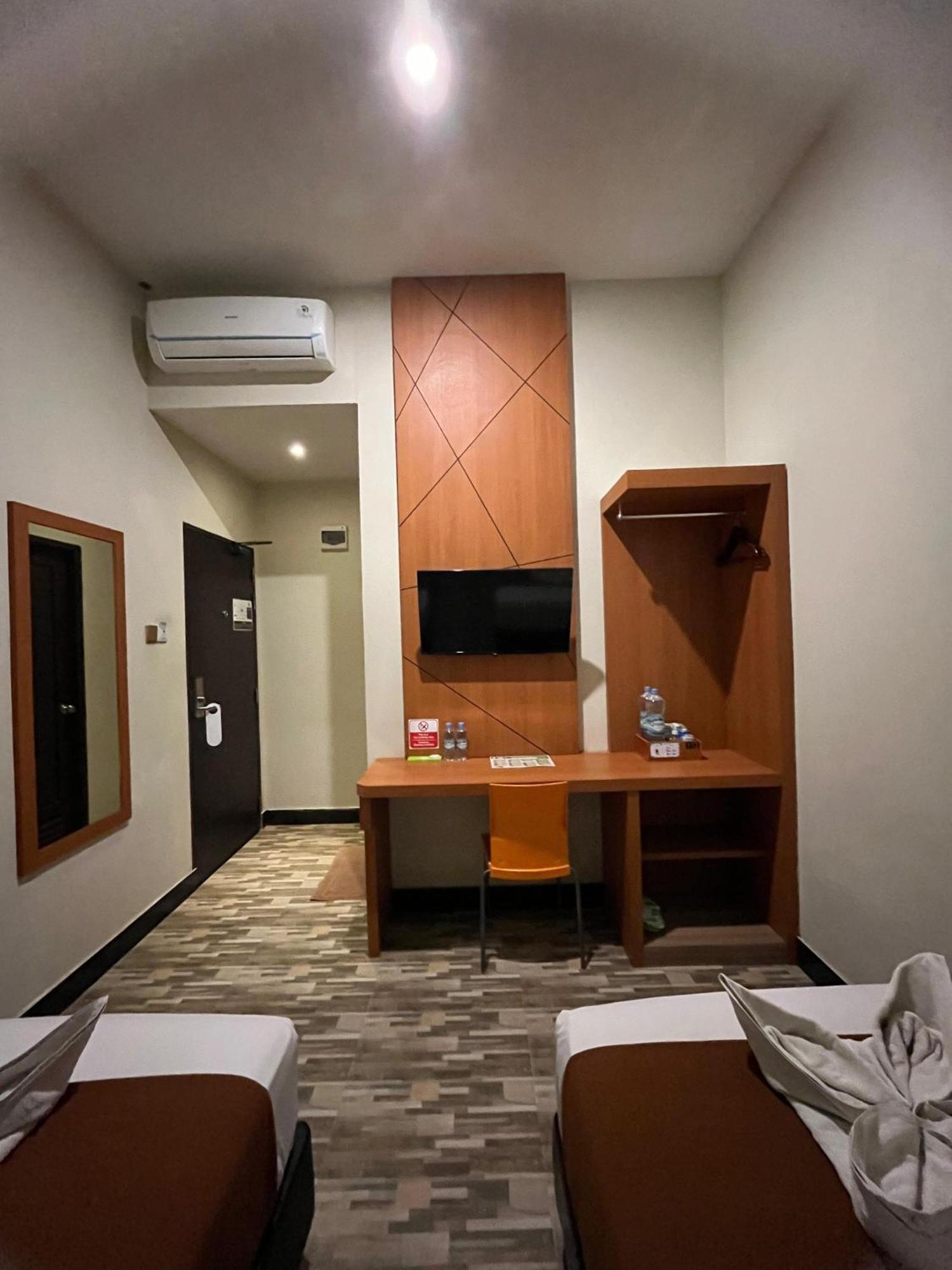 Bless Hotels Sintang Экстерьер фото