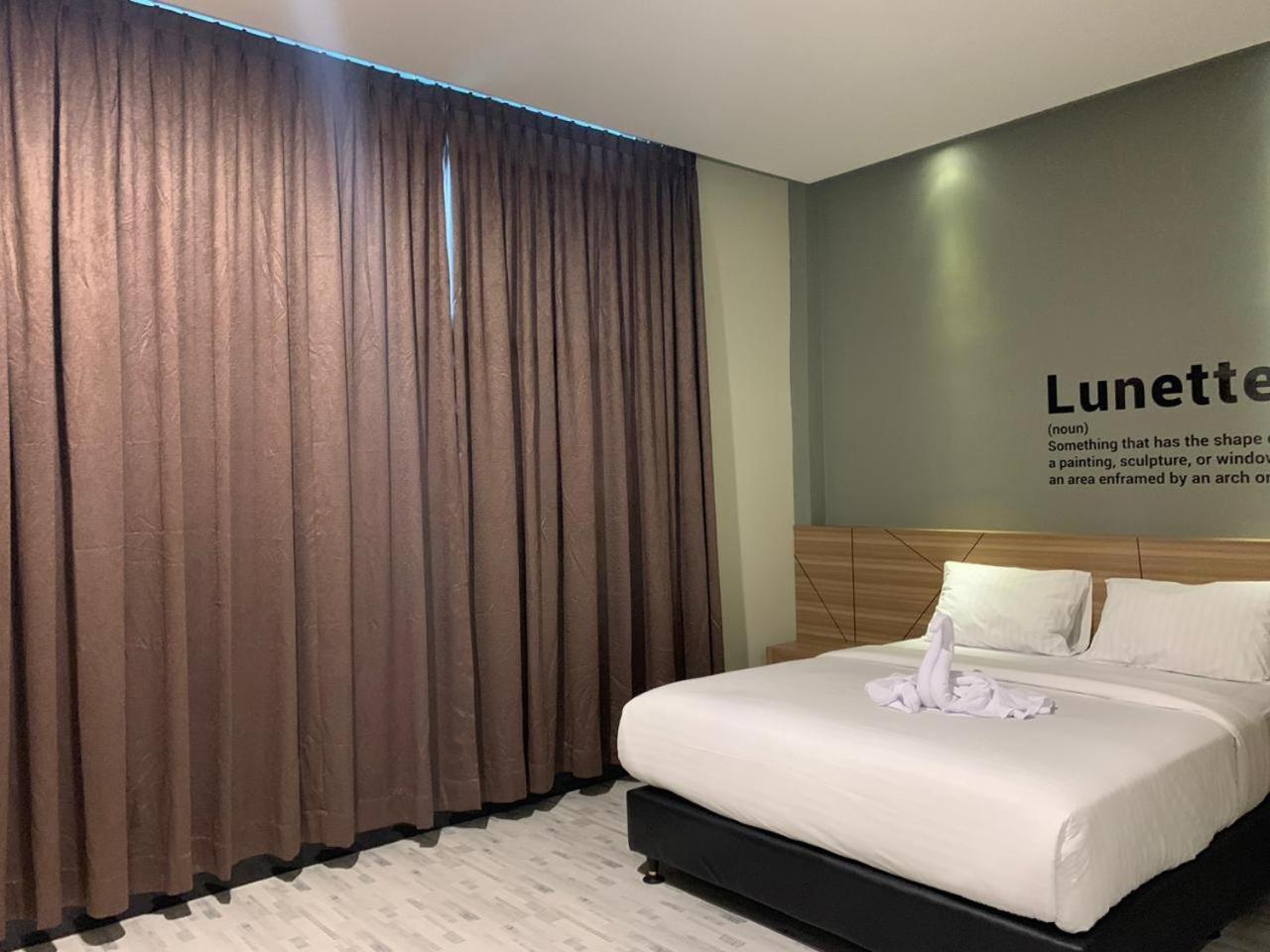 Bless Hotels Sintang Экстерьер фото