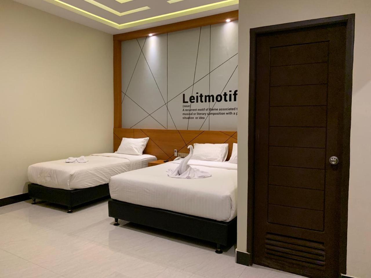 Bless Hotels Sintang Экстерьер фото