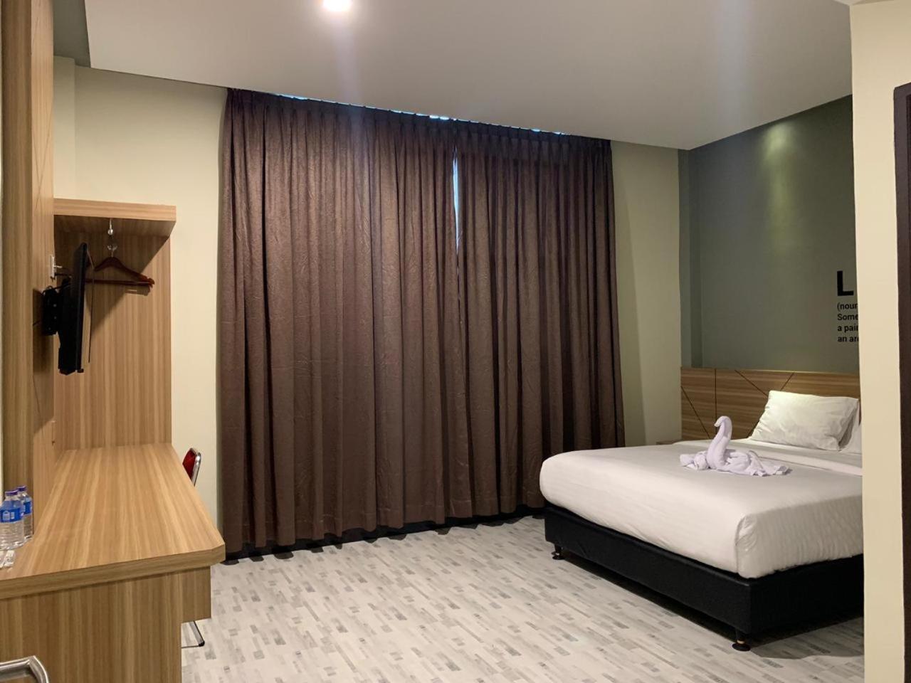 Bless Hotels Sintang Экстерьер фото